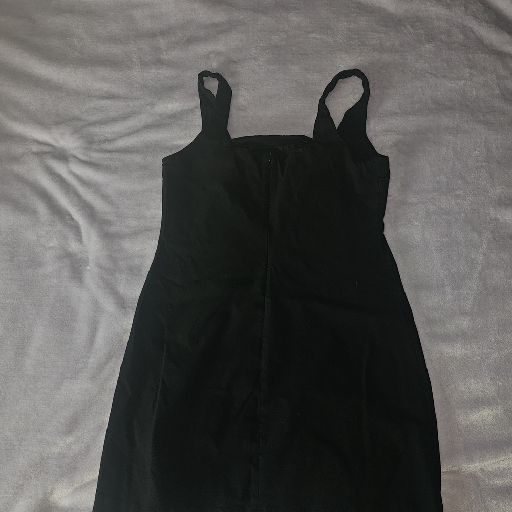 Elegant Black Sleeveless Dress - Picture 2 of 3